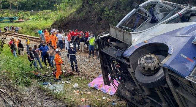 Ônibus que caiu em João Monlevade (MG) não tinha autorização da ANTT -  Notícias - R7 Minas Gerais