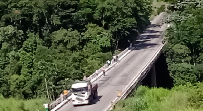 Caminhão caiu de viaduto, que tem 35 metros de altura, na BR-381 em Minas Gerais
