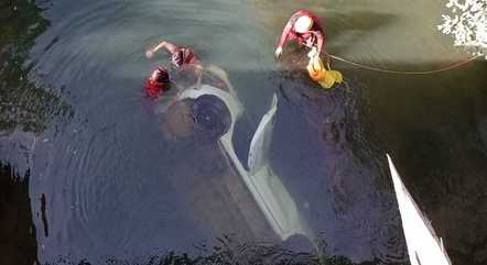 Bombeiros em atendimento; carro ficou submerso