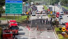 Avião cai em rodovia na Malásia, bate em veículos e deixa pelo menos 10 mortos