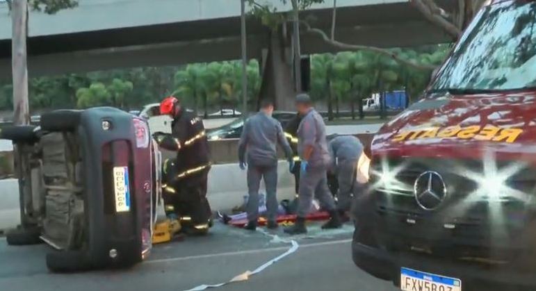 Homem cai de viaduto na marginal Tietê, morre e provoca capotamento em São Paulo