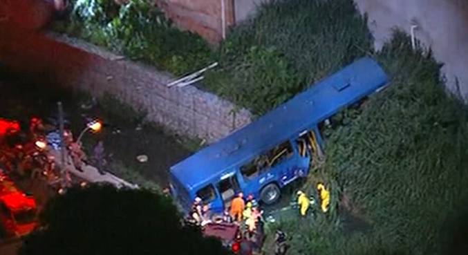Havia
 21 pessoas no ônibus; 16 se feriram e cinco morreram