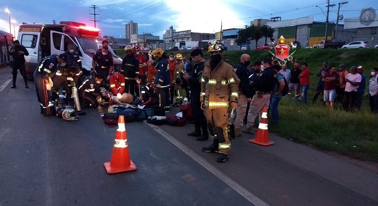 Bombeiros tentaram reanimar o motociclista, que não resistiu aos ferimentos e morreu no local