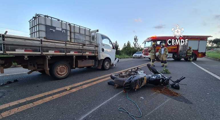 Motociclista foi atingido por caminhão, na DF-190, na tarde de sábado (4)
