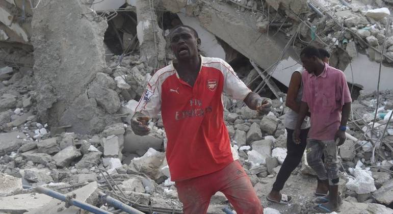 Prédio desaba na Nigéria e pessoas ficam sob os escombros