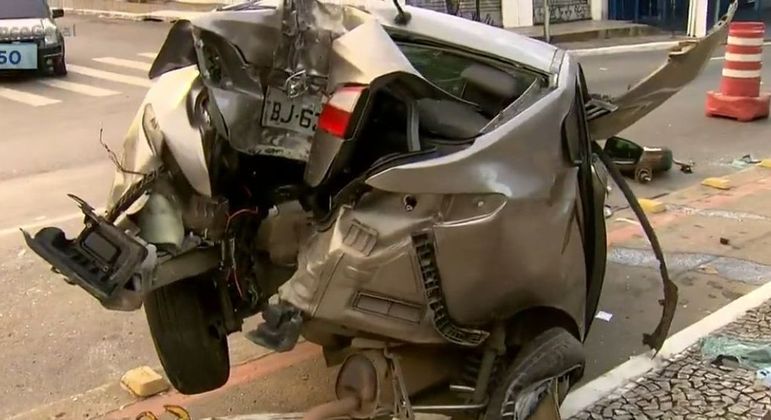 Carro ficou totalmente destruído após colisão na zona leste