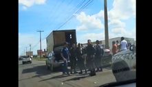 Homem com criança de 4 anos no carro foge de polícia e colide com caminhão no DF; veja vídeo