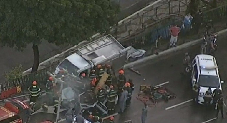Polícia, Samu e Corpo de Bombeiros estão no local para atendimento da ocorrência