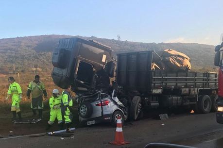 Carro ficou debaixo de carreta em Nova Lima