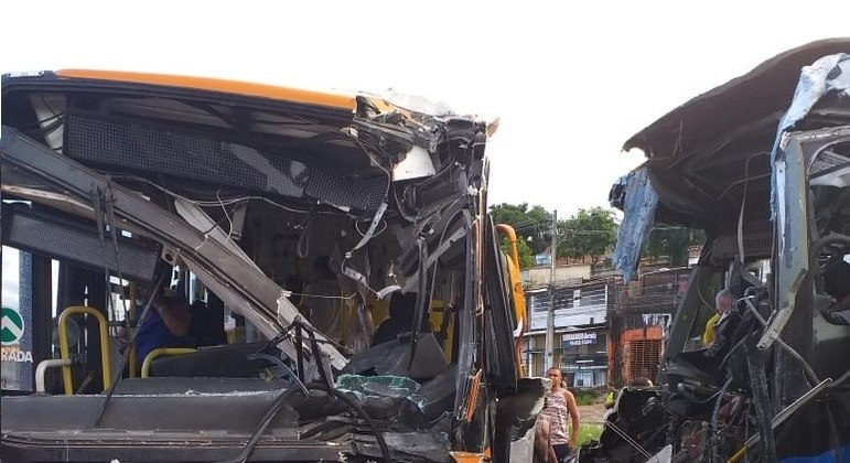 Acidente deixa motorista preso nas ferragens em Olinda (PE)