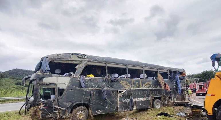 Ônibus de dupla sertaneja tomba na rodovia Régis Bittencourt, no Vale do Paraíba (SP)