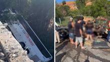 Ônibus cai de ponte após acidente com carro e provoca mortes no interior de MG