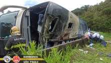 Ônibus tomba em rodovia de SP e deixa ao menos sete mortos