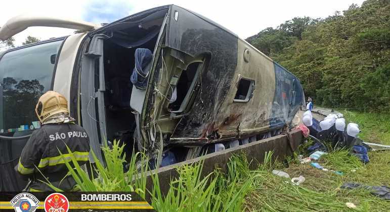 Ônibus que tombou em Ubatuba (SP) não tinha permissão para viagens intermunicipais