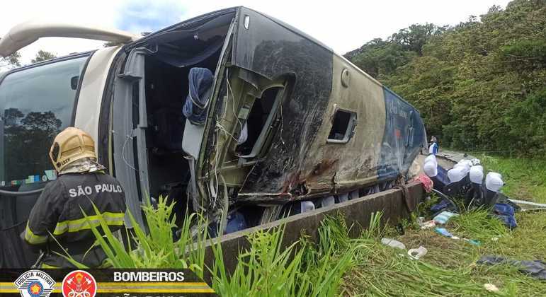 Ônibus de turismo tomba em rodovia na região de Ubatuba, em São Paulo