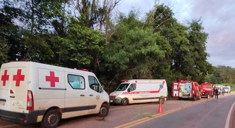 Coletivo saiu da pista e caiu em ribanceira na BR-467 no distrito de  Iguiporã