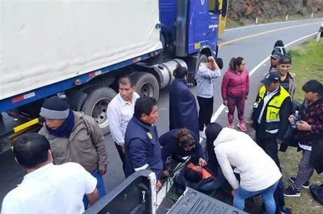 Vítima é resgatada após acidente com ônibus no Peru