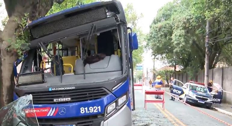 Ônibus bate em árvore e 13 pessoas ficam feridas em São Caetano do Sul (SP)