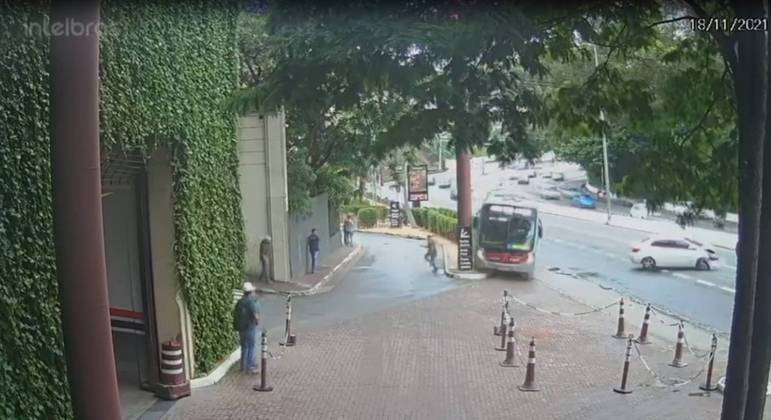 Homem atrás de arbusto conseguiu ver ônibus e correr a tempo de se salvar