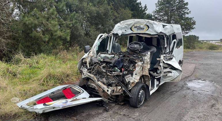 Acidente entre van e caminhão deixa ao menos sete pessoas mortas no Paraná