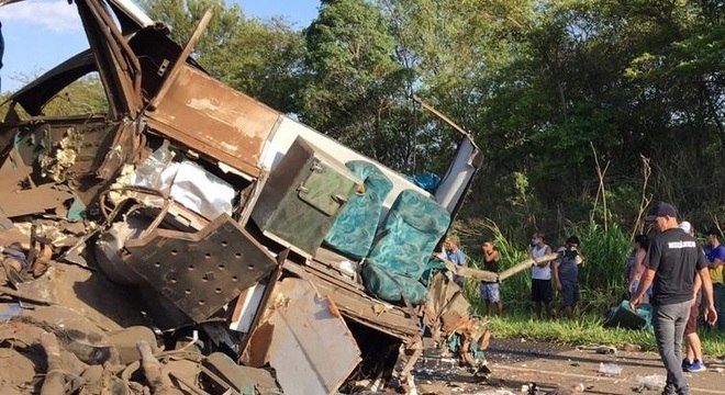 Acidente entre ônibus e caminhão deixa pelo menos 20 vítimas