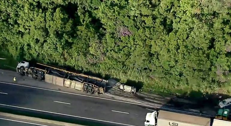Acidente com caminhão-cegonha na Régis gera 18 km de congestionamento