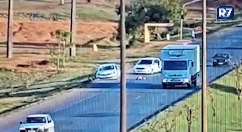 Acidente foi flagrado por câmeras do DER