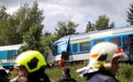 Duas pessoas morreram e dezenas ficaram feridas nesta quarta-feira (4) na colisão de dois trens na localidade de Milavce, oeste da República Tcheca, informou a polícia
