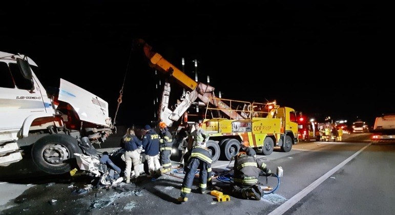 Frente do caminhão ficou totalmente destruída após o acidente