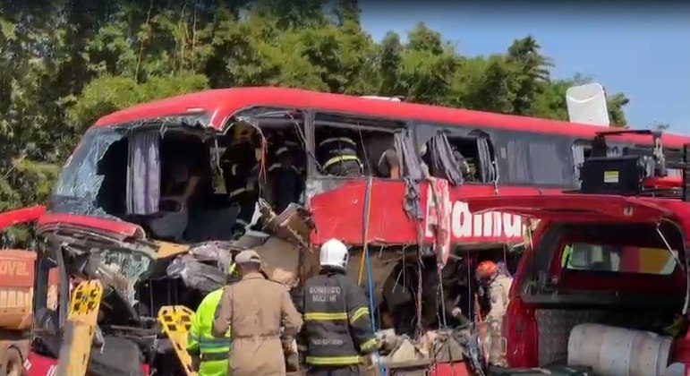 A carreta transportava grãos e ficou tombada na via