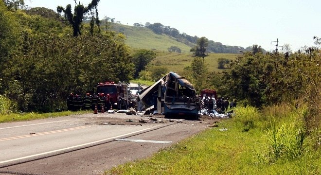 Ônibus 
envolvido no acidente que provocou 41 mortes em Taguaí (SP)