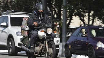 Motorista é multada em quase R$ 300 por dirigir carro sem capacete
