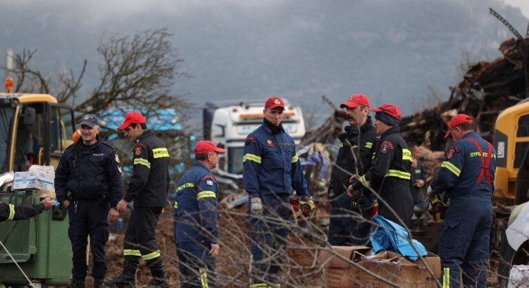 Polícia faz operação na estação de Lárissa, na Grécia, após acidente que matou 57 pessoas