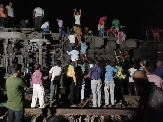 Veículos da imprensa local mostraram imagens de um vagão de trem virado para um lado da via, com o que pareciam ser sobreviventes em cima dele, enquanto moradores tentavam colocar as vítimas em um lugar seguro