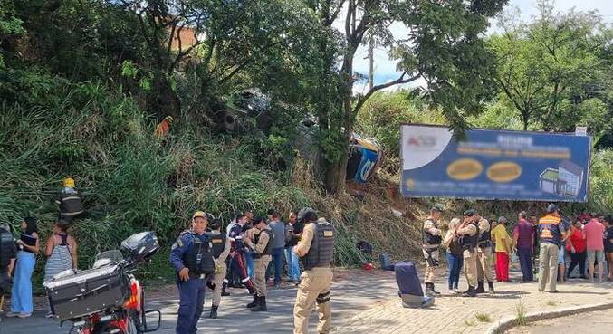 Van parou ao bater em árvore que estava no barranco