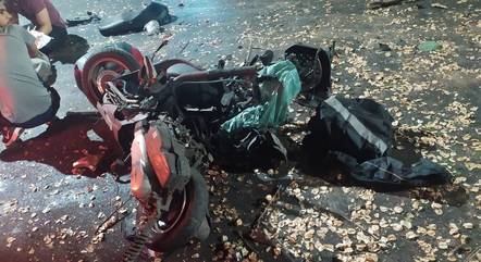 Motocicleta ficou destruída após o acidente