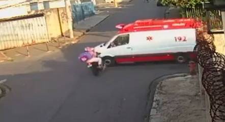 Motorista e passageira foram arremessados após batida
