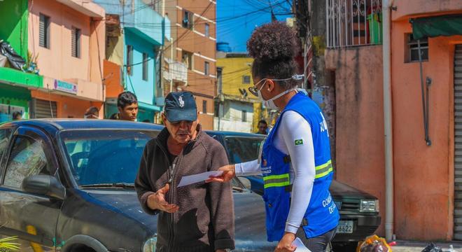 Além de entrega de máscaras, moradores são orientados sobre a pandemia