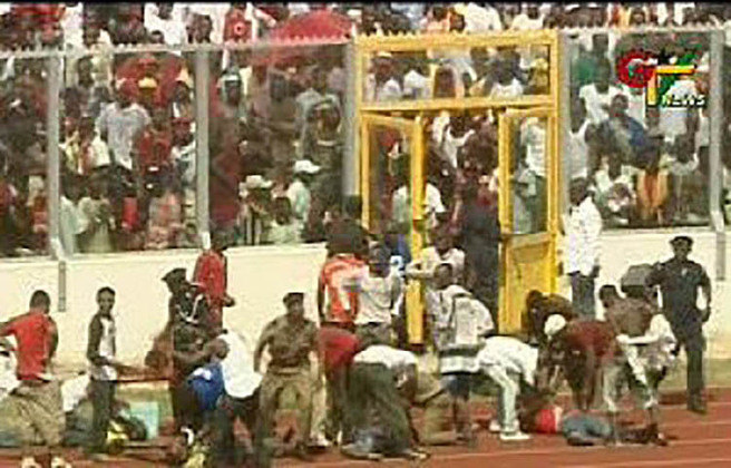 Acra (Gana) - 127 mortos em 9/5/2001 no estádio Accra Sport,  no jogo Accra Hearts X Asante Kotoko. Torcedores do Kotoko atiraram objetos em campo e a polícia soltou gás lacrimogêneo. Houve pânico e os portões fechados impediram a fuga. 127 morreram asfixiados ou pisoteados. Mais de cem ficaram feridos. 