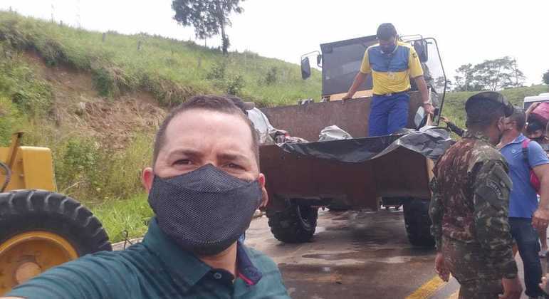 Escavadeira sendo carregada com 
malotes da prova do ENEM
