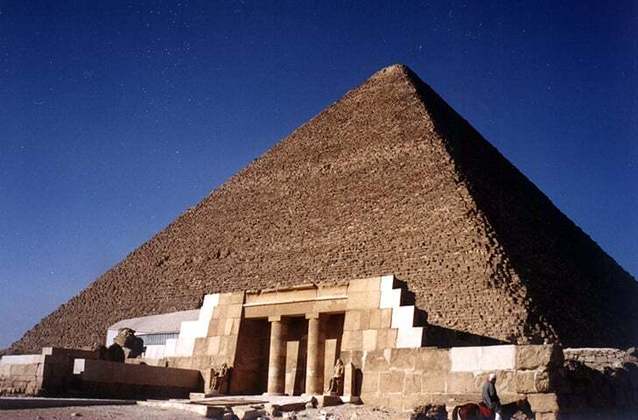 Acredita-se que a Grande Pirâmide de Gizé tenha sido construída por cerca de 20 mil trabalhadores ao longo de 20 anos. Originalmente, a estrutura atingia uma altura de 146,6 metros, mas hoje está ligeiramente mais baixa devido à perda de parte do revestimento de calcário. 