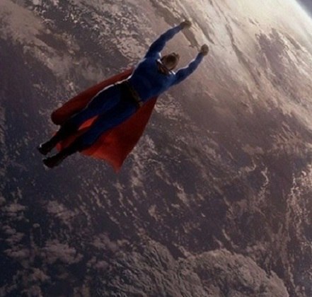 Acredite ou não, mas no começo o herói que é famoso por voar com a capa vermelha não fazia isso! A habilidade dele era conseguir dar saltos muito longos e poderosos. 