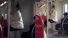 Acrobata se pendura pelos cabelos durante viagem de trem