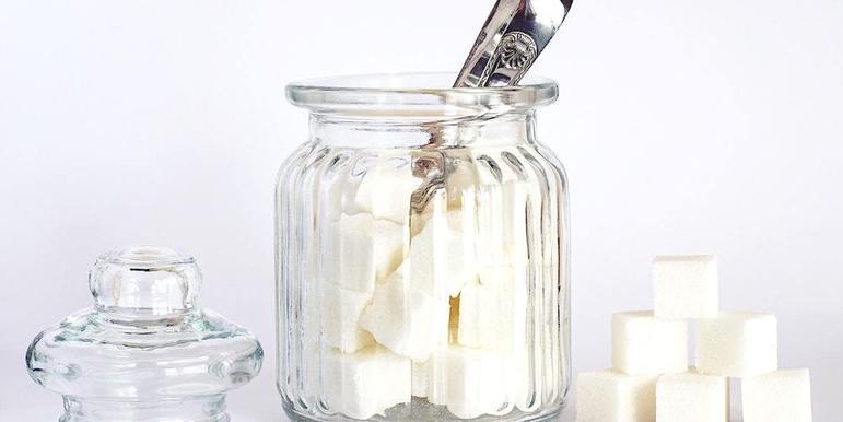 O consumo excessivo de açúcar também pode impactar o metabolismo negativamente, de acordo com a especialista. Isso acontece porque o açúcar em grandes quantidades pode provocar um pico de insulina no corpo, o que, posteriormente, será transformado em gordura pelo fígado 