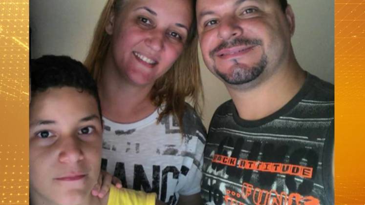 O caso da família morta e carbonizada no ABC Paulista ocorreu em janeiro de 2020. Carina é ex-namorada de Anaflávia Gonçalves, filha e irmã das vítimas. Em janeiro de 2020, as namoradas e mais três pessoas foram acusadas de usar arma de fogo e meios violentos para roubar objetos da casa das vítimas, o casal de empresários Romuyuki Veras Gonçalves, de 43 anos, Flaviana de Meneses Gonçalves, de 40, e o filho deles, Juan Victor Gonçalves. Após o roubo, os criminosos agrediram, entorpeceram, mataram e queimaram a família 