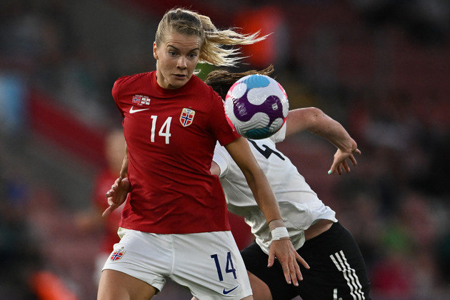 Não é só Erling Haaland que veste a camisa da Noruega e brilha! Ada Hegerberg é a maior artilheira da Liga das Campeãs e, após cinco anos afastada da seleção, deve ser essencial na conquista de bons resultados. Em 2018, ela foi a primeira mulher a ganhar a Bola de Ouro e, no mesmo ano, foi a terceira favorita no The Best, da Fifa. Ao todo, ela soma 20 gols em 44 jogos pelo time nacional