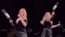 Adele pede que fãs parem de jogar objetos em artistas e dá 'tiro' com canhão de camisetas: 'Mato vocês'