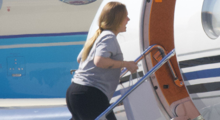 Adele e seu look básico para viajar em jatinho particular