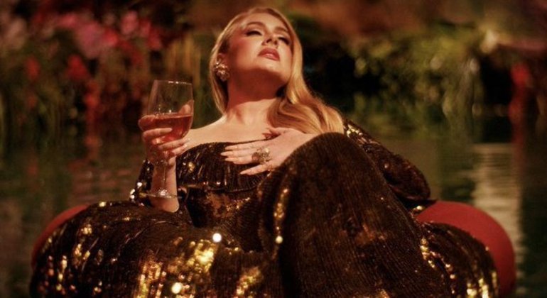 Adele no clipe de 'I Drink Wine'
