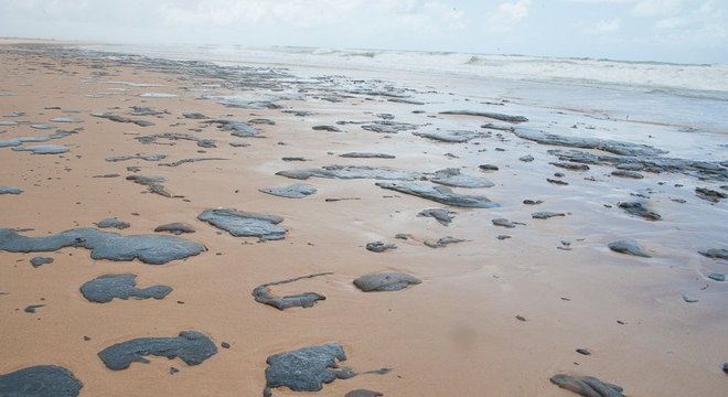 Manchas de óleo já atingiram centenas de praias no nordeste brasileiro